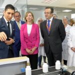 La consejera Alicia García visita la instalaciones de Glaxo en Aranda de Duero junto a Ismael de los Mozos, su director