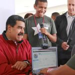 El líder bolivariano, Nicolás Maduro, se sacó ayer el «carné patriótico»
