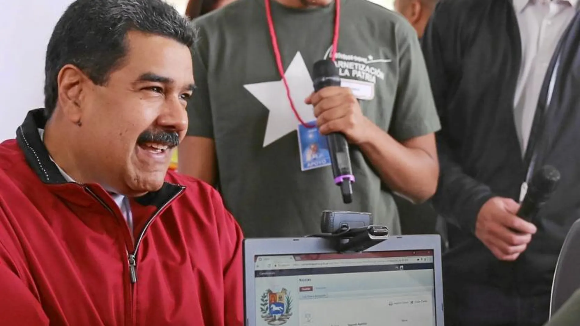 El líder bolivariano, Nicolás Maduro, se sacó ayer el «carné patriótico»
