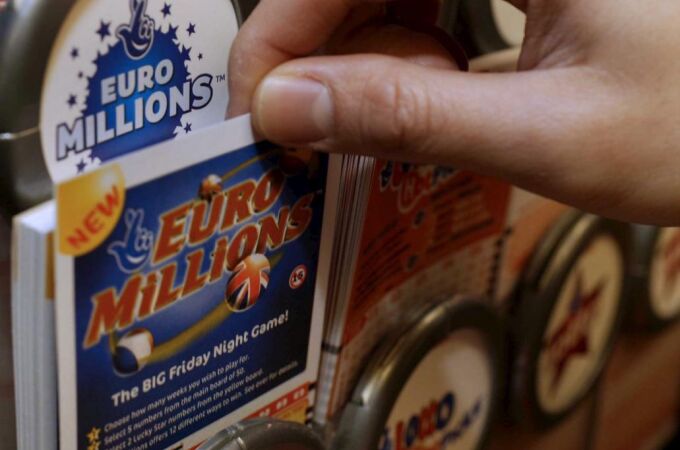 Un jugador toma un boleto para rellenar de la lotería del Euromillón. Imagen de archivo
