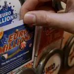 Un jugador toma un boleto para rellenar de la lotería del Euromillón. Imagen de archivo