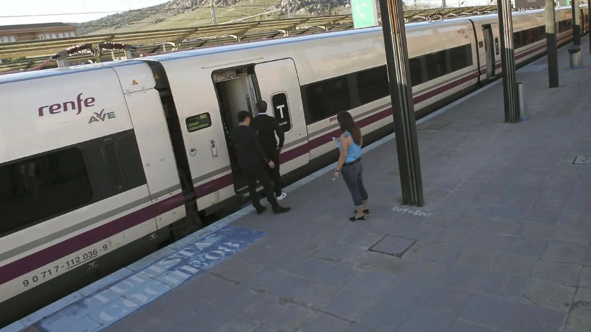 Un tren de Alta Velocidad en Puertollano (Ciudad Real).