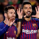 Los jugadores del FC Barcelona, el argentino Leo Messi (i) y el uruguayo Luis Suárez celebran el tercer gol del equipo blaugrana / Efe