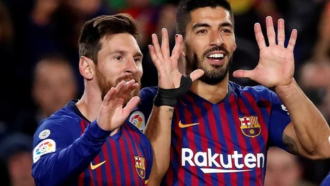 Los jugadores del FC Barcelona, el argentino Leo Messi (i) y el uruguayo Luis Suárez celebran el tercer gol del equipo blaugrana / Efe