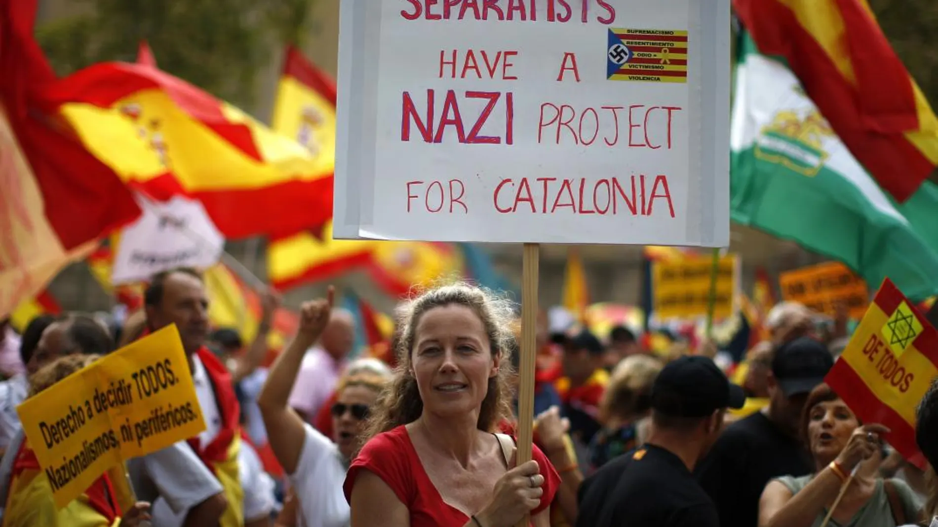 Tensa manifestación por la unidad de España en Barcelona. Foto: Efe