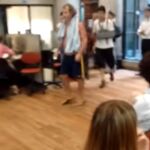 Pablo Besa dispuesto a ducharse en las oficinas