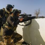 Soldados de las fuerzas especiales iraquíes combaten en la azotea del hotel Nineveh, en el este de Mosul.