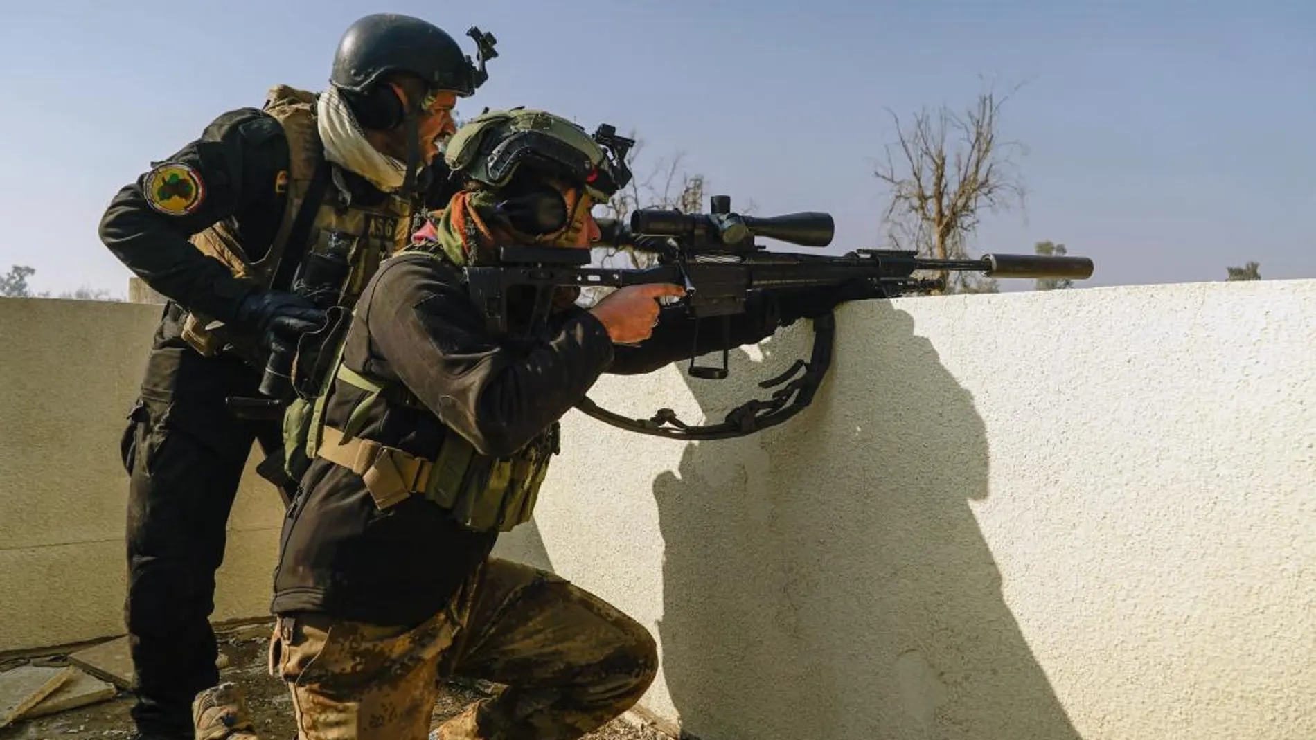 Soldados de las fuerzas especiales iraquíes combaten en la azotea del hotel Nineveh, en el este de Mosul.