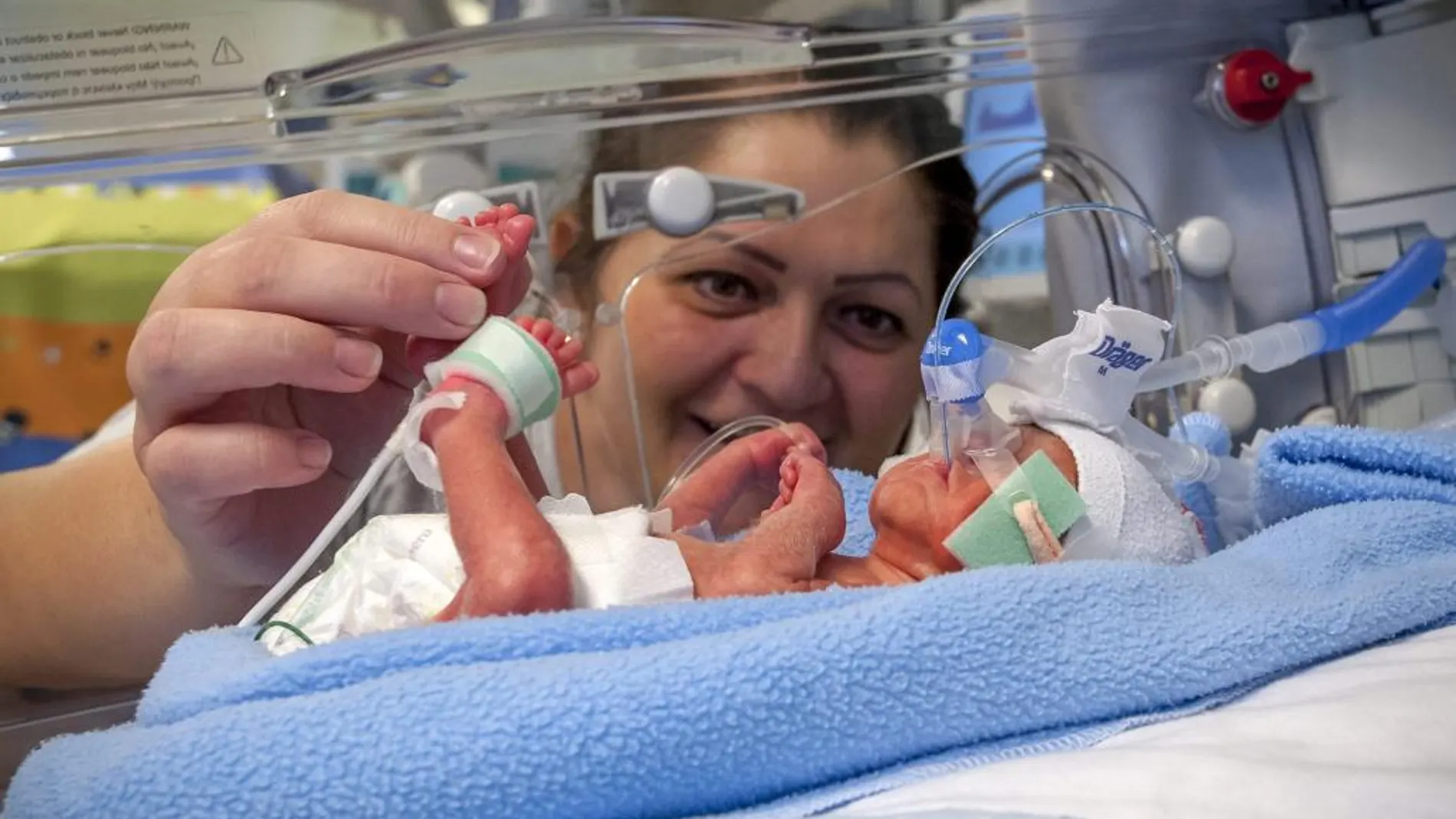 Una enfermera con un bebé prematuro en un hospital