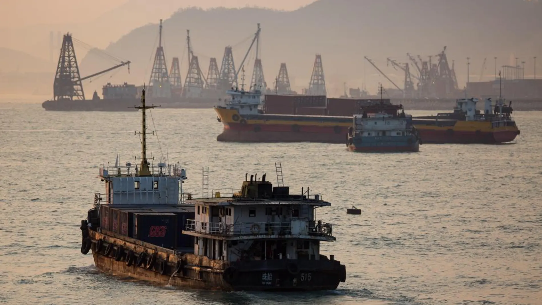 Un buque portacontendedores navega en Hong Kong (China), en una imagen de archivo / Foto: Efe