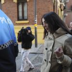 La policía local Raquel Gago, a su llegada ayer a la vista en la Audiencia Provincial de León