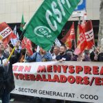 Un centenar de funcionarios de la Generalitat de Cataluña se manifestaron el pasado viernes por las calles de Barcelona contra los recortes y en defensa de la Constitución