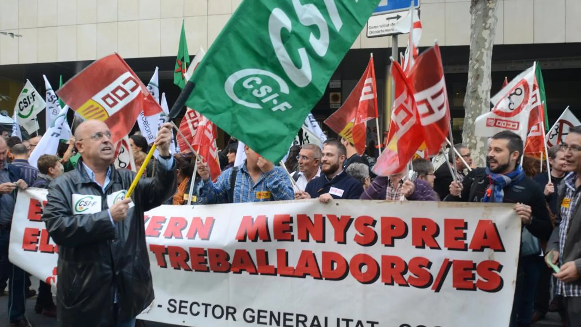 Un centenar de funcionarios de la Generalitat de Cataluña se manifestaron el pasado viernes por las calles de Barcelona contra los recortes y en defensa de la Constitución