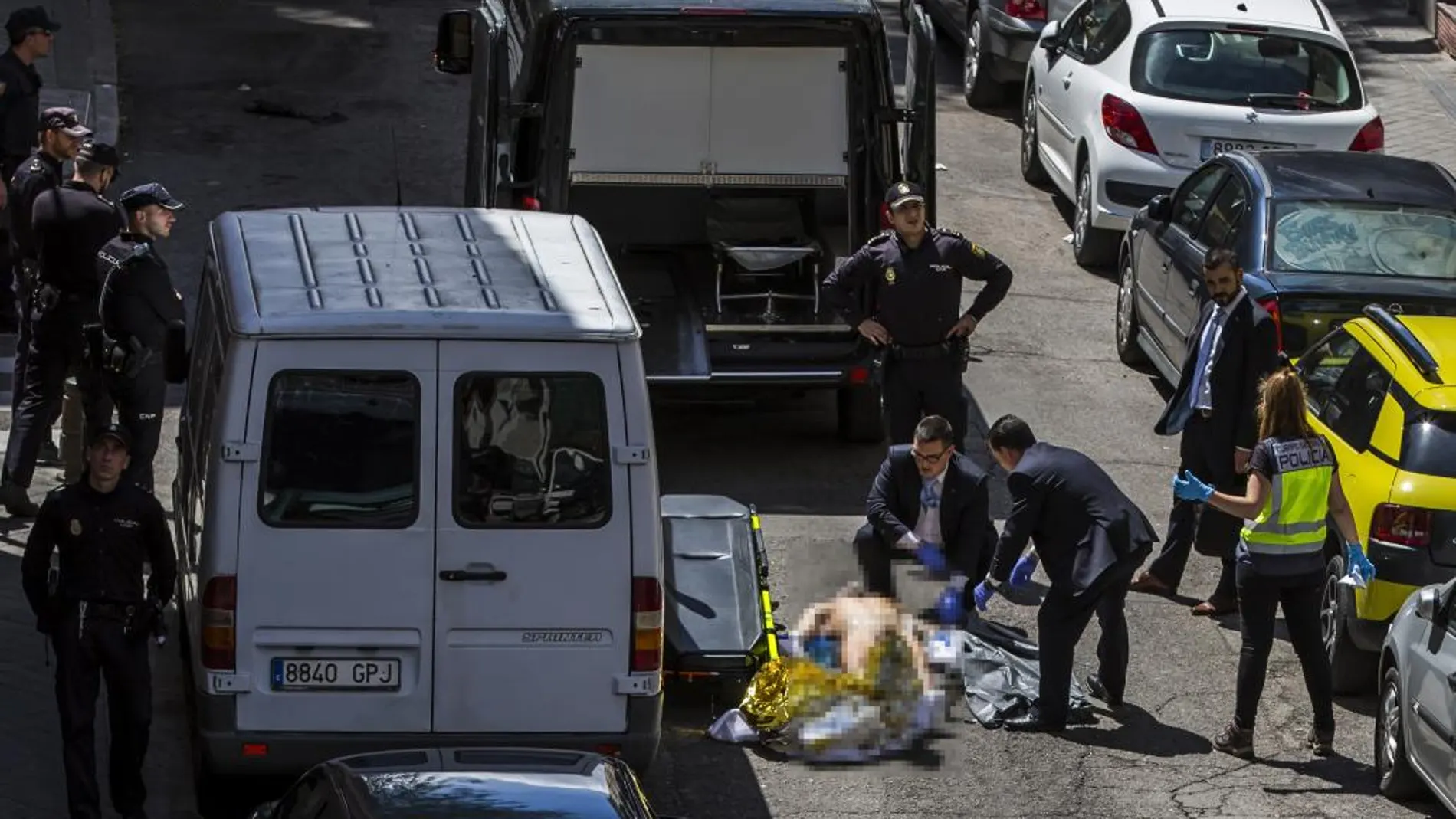Momentos del levantamiento del cadáver del «Niño Sáez» en Madrid