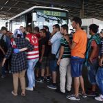 Inmigrantes hoy en Austria, junto a la frontera con Hungría.