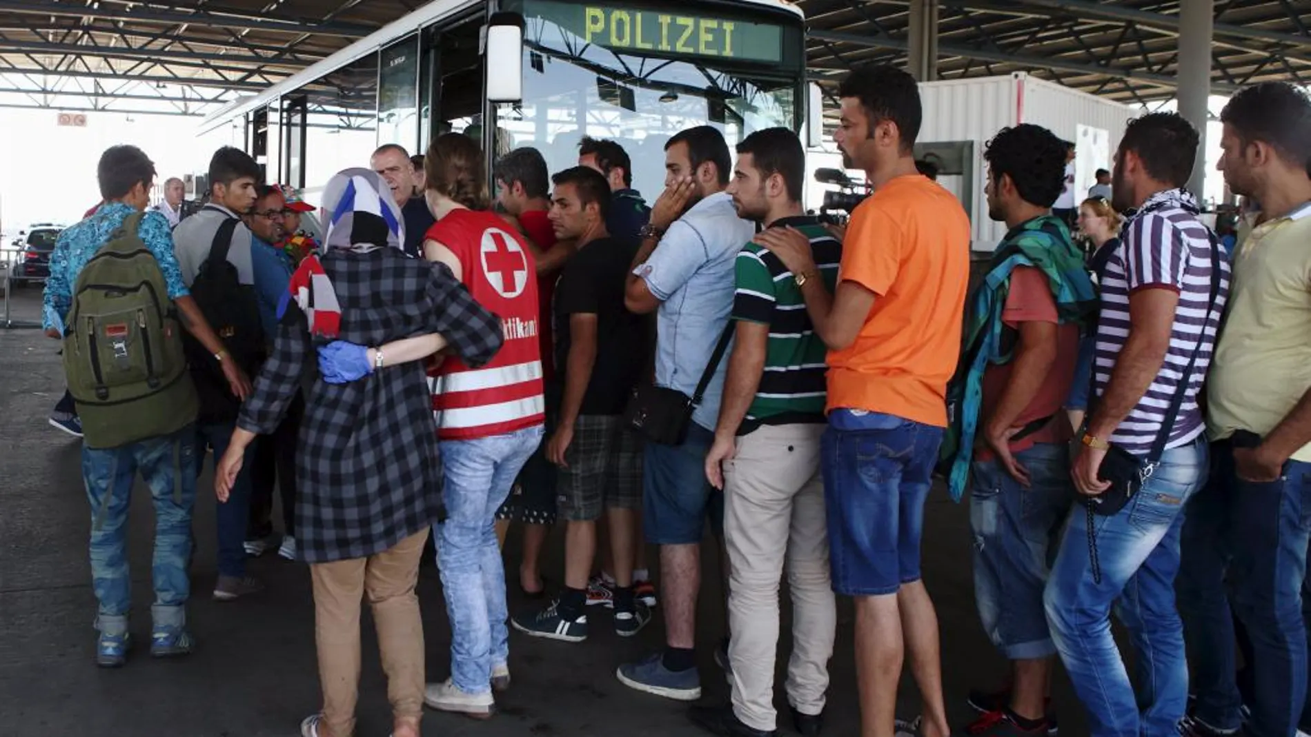 Inmigrantes hoy en Austria, junto a la frontera con Hungría.