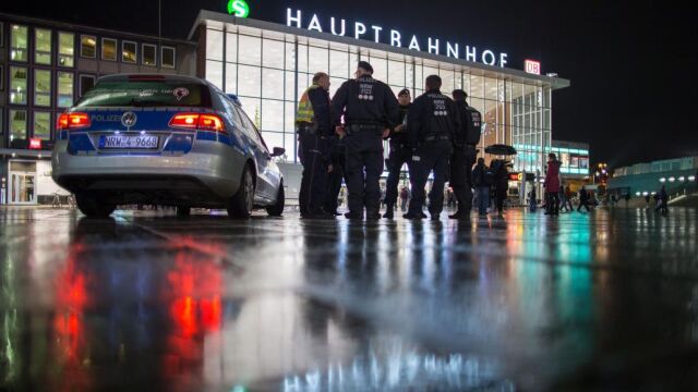 Oficiales de Policías patrullan en la estación principal de Colonia (Alemania) el miércoles 6 de enero de 2016