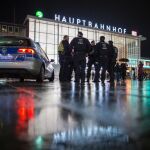 Oficiales de Policías patrullan en la estación principal de Colonia (Alemania) el miércoles 6 de enero de 2016