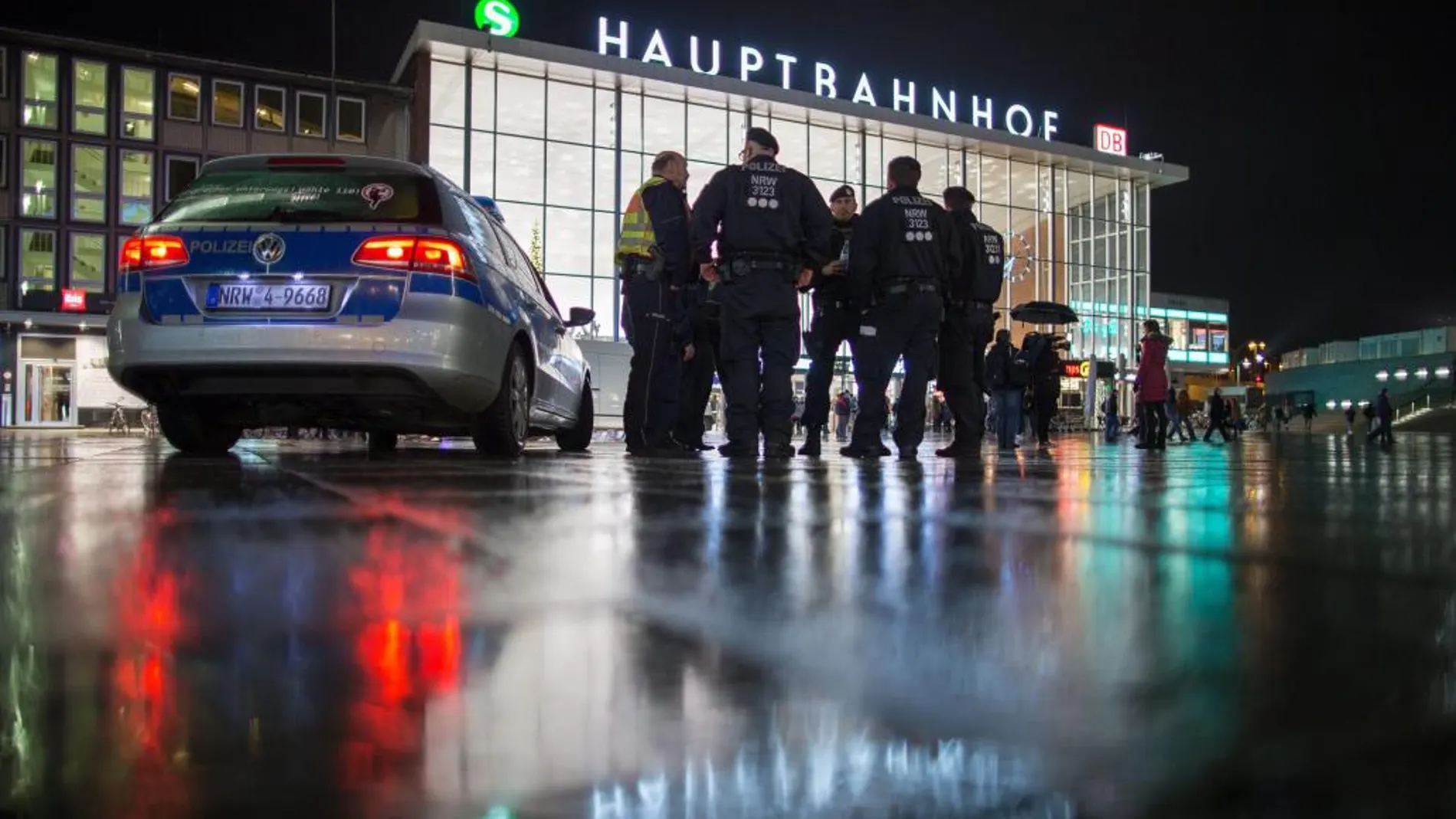 Oficiales de Policías patrullan en la estación principal de Colonia (Alemania) el miércoles 6 de enero de 2016