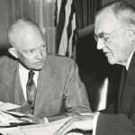 Un tipo peligroso. El presidente Eisenhower depositó toda su política exterior en John Foster Dulles (derecha), un personaje no muy conocido por el gran público y que llegó a apostar por lanzar bombas atómicas en Vietnam, desestabilizó Irán, apoyó por intereses propios la United Fruit Company en Centroamérica y odiaba el comunismo