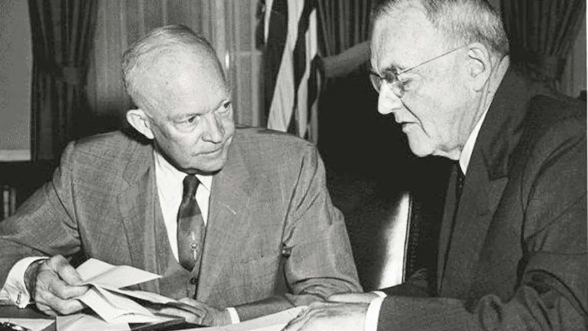 Un tipo peligroso. El presidente Eisenhower depositó toda su política exterior en John Foster Dulles (derecha), un personaje no muy conocido por el gran público y que llegó a apostar por lanzar bombas atómicas en Vietnam, desestabilizó Irán, apoyó por intereses propios la United Fruit Company en Centroamérica y odiaba el comunismo