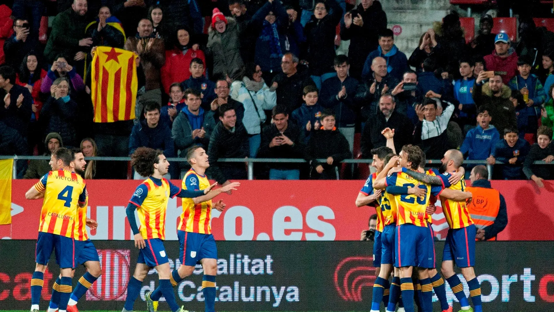Los jugadores de la selección de Cataluña celebran el segundo gol del equipo ante Venezuela / Efe
