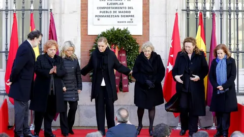 Imagen de archivo del homenaje a las víctimas del atentado del 11 M celebrado hace un año en la Puerta del Sol, con la asistencia del Mariano Rajoy , Cristina Cifuentes , Manuela Carmena y representantes de las cuatro asociaciones de víctimas