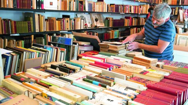 Miles y miles de libros se presentan en esta feria que llega este año a su edición número 65. Arriba, una imagen de la exposición dedicada a los 150 del diseño de portadas de libros y que permanecerá abierta en el Passeig de Gràcia.