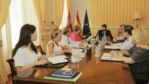 La portavoz del Gobierno regional, Noelia Arroyo, recordó ayer que el presidente, Fernando López Miras, sigue a la espera de la respuesta de Pedro Sánchez