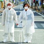 Dos personas posan en una calle de la desierta ciudad de Namie, en la prefectura de Fukushima