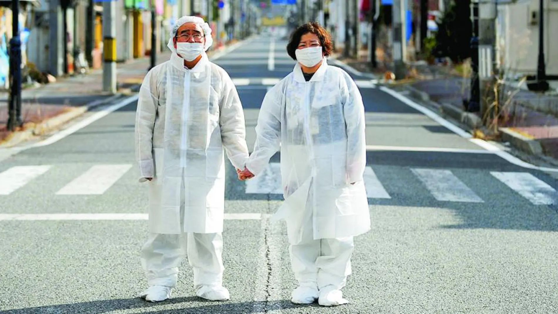 Dos personas posan en una calle de la desierta ciudad de Namie, en la prefectura de Fukushima