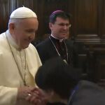 Momento en el que el Papa trata de retirar la mano ante el intento de un feligrés de besar el anillo