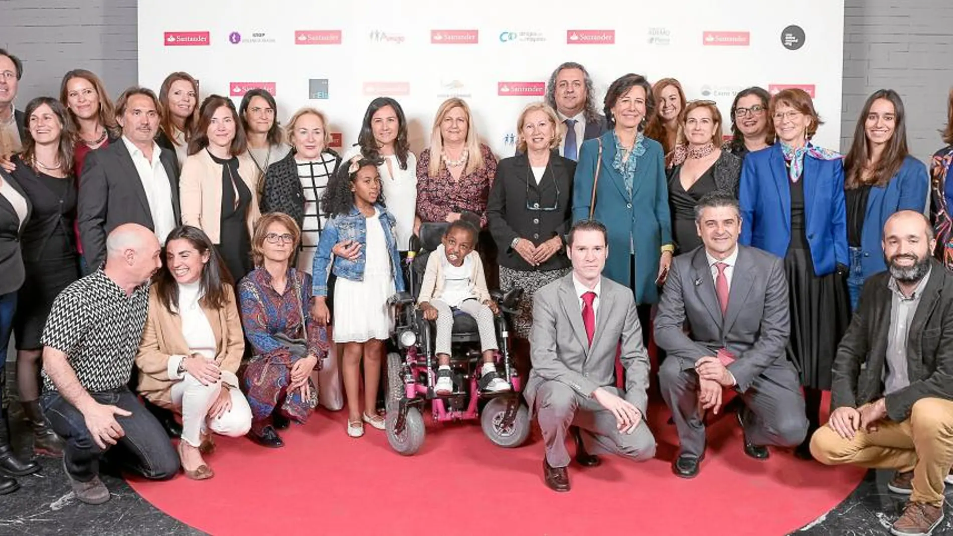 La presidenta de Banco Santander, Ana Botín, junto a los ganadores de esta convocatoria