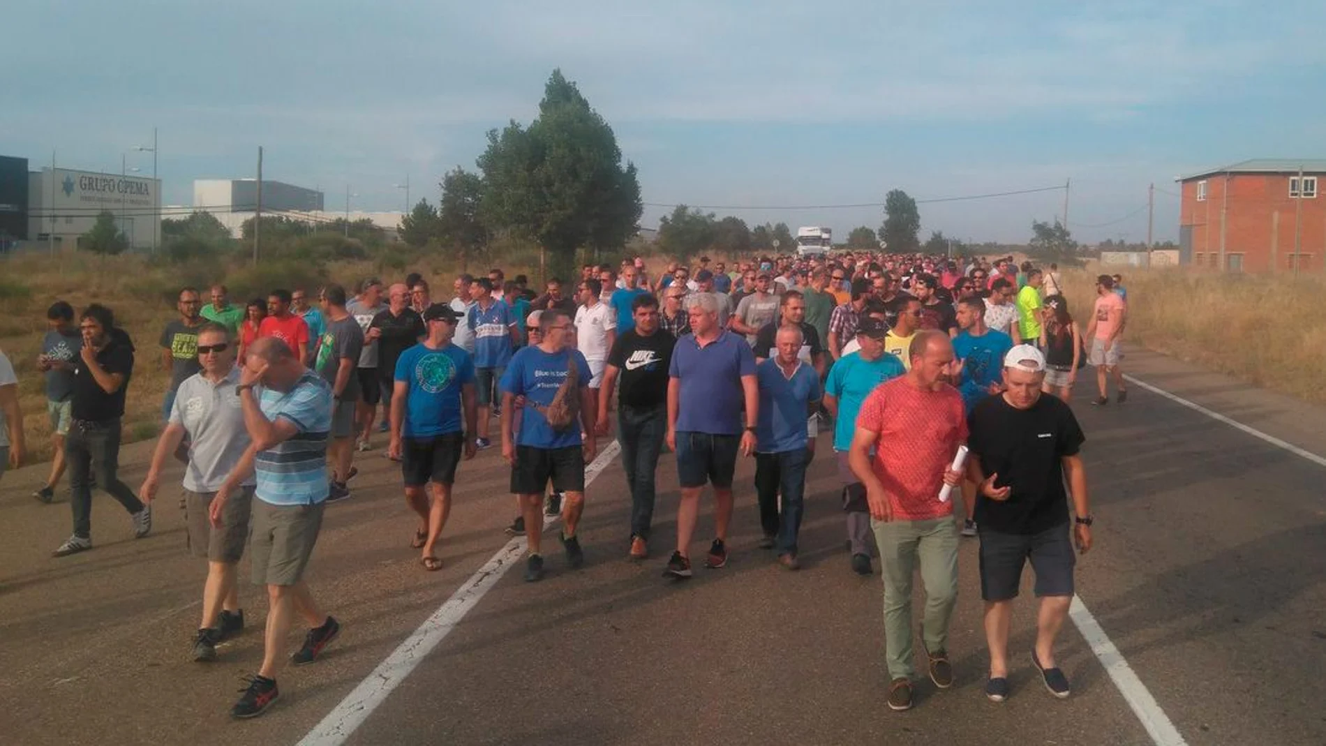 Los trabajadores de la planta de Vestas en Villadangos del Páramo cortan la N-120 como protesta por al anuncio del cierre de la planta