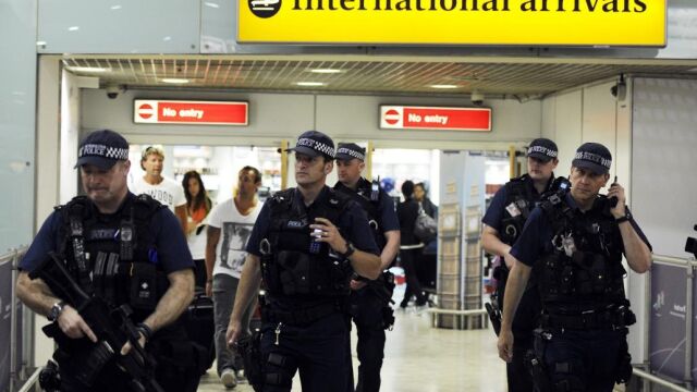 Policías patrullando en el aeropuerto de Heathrow en Londres