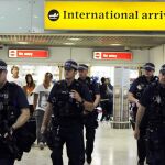 Policías patrullando en el aeropuerto de Heathrow en Londres