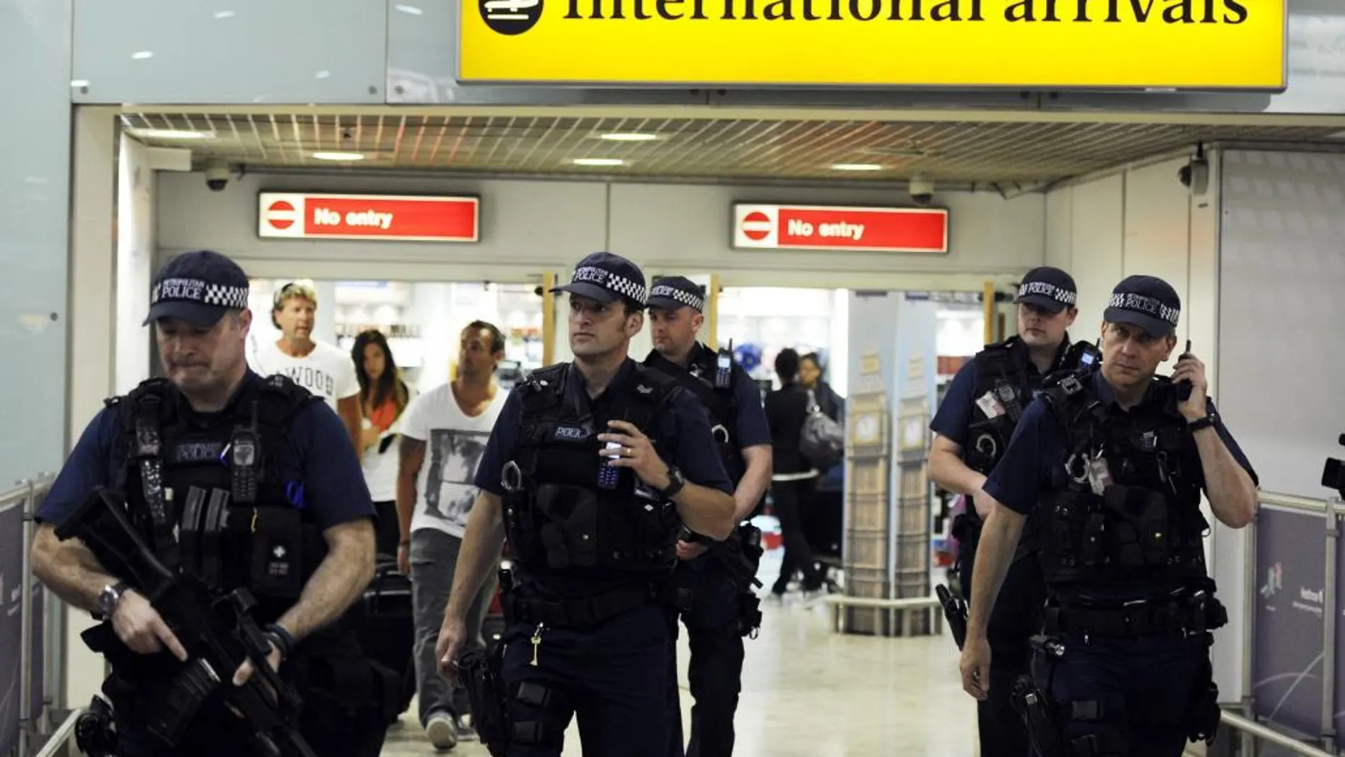 Policías patrullando en el aeropuerto de Heathrow en Londres