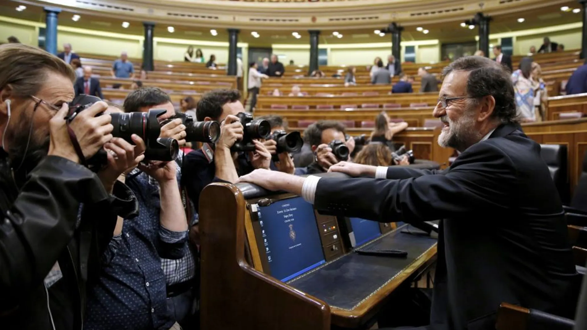 Mariano Rajoy, a su llegada al hemicíclo del Congreso de los Diputados donde hoy se celebra en el debate de los Presupuestos Generales del Estado de 2017.