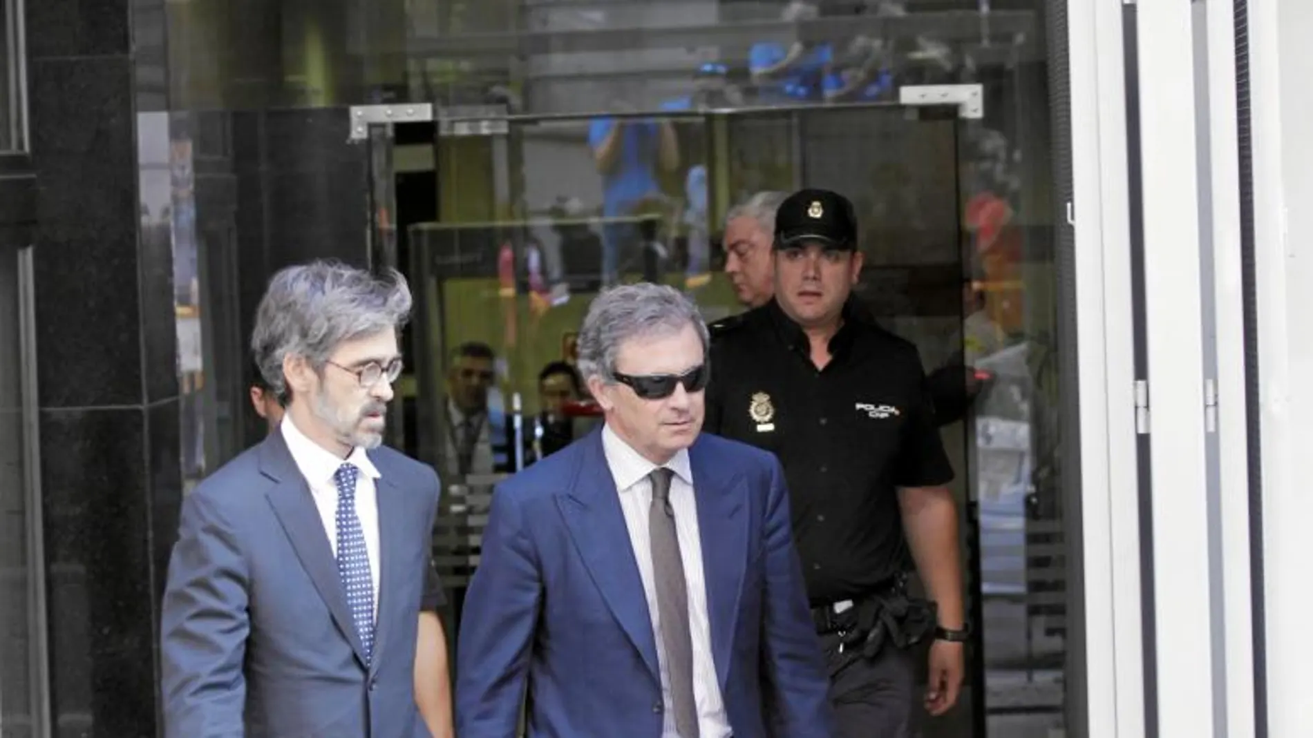 Jordi Pujol Ferrusola y su abogado saliendo de la Audiencia Nacional
