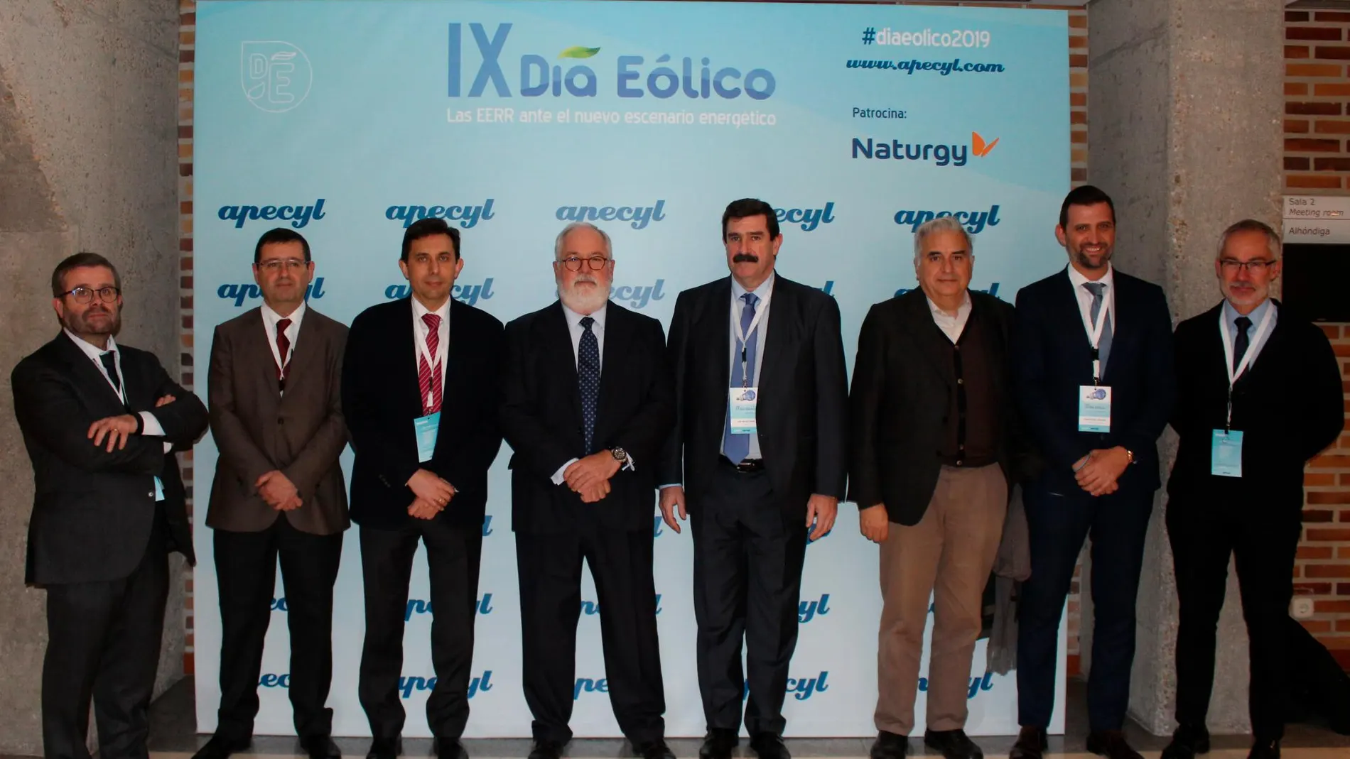 Foto de familia de los participantes con los dirigentes de Apecyl