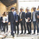 Puigdemont junto a la comisión prodiálogo del Colegio de Abogados de Barcelona, ayer, en la Generalitat