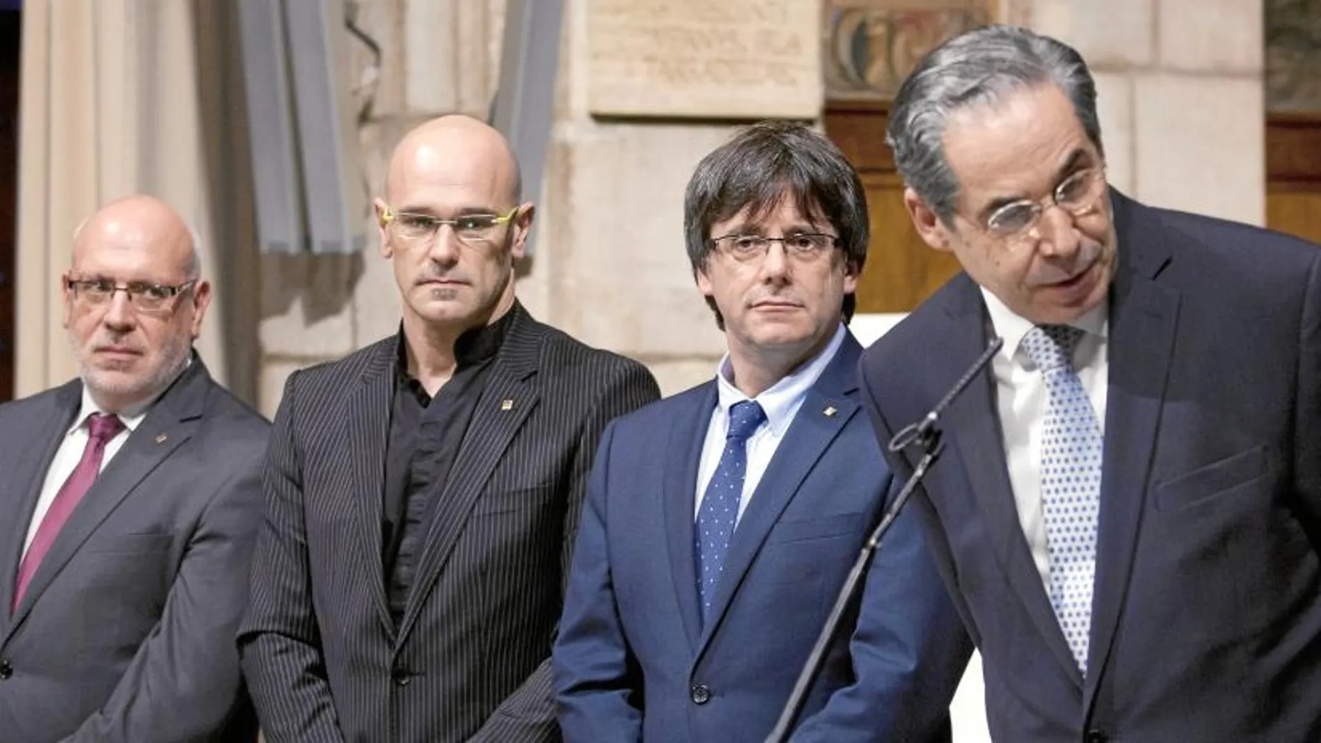 El president de la Generalitat recibe al cuerpo consular, en la imagen con Romeva, Baiget y el cónsul decano de Paraguay