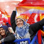 Seguidoras del AKP del presidente Tayyip Erdogan y el primer ministro Ahmet Davutoglu, en un mitin ayer en Ankara