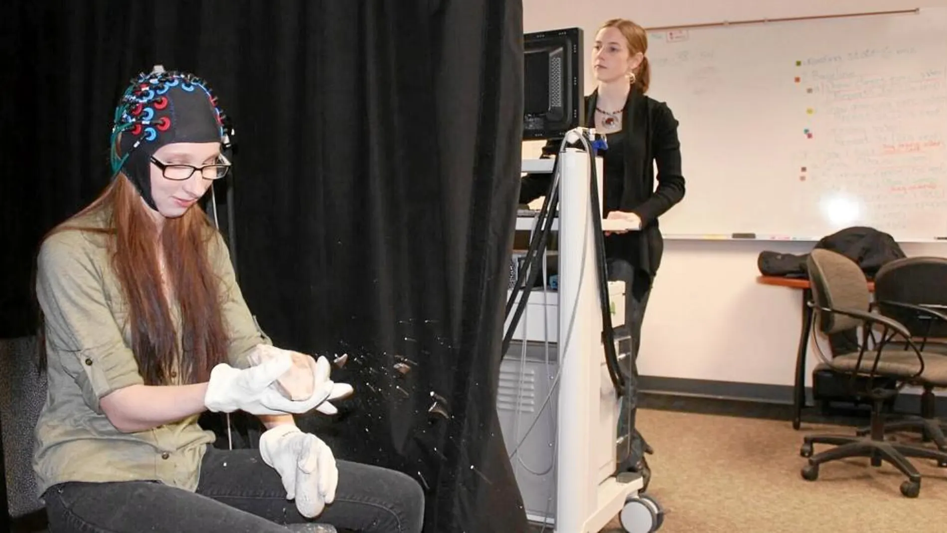 Mientras los voluntarios aprendían a realizar herramientas se analizó su cerebro con tecnologías de diagnóstico por imagen