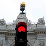 El Banco de España prevé que la tasa de paro será una décima más baja de lo previsto para este