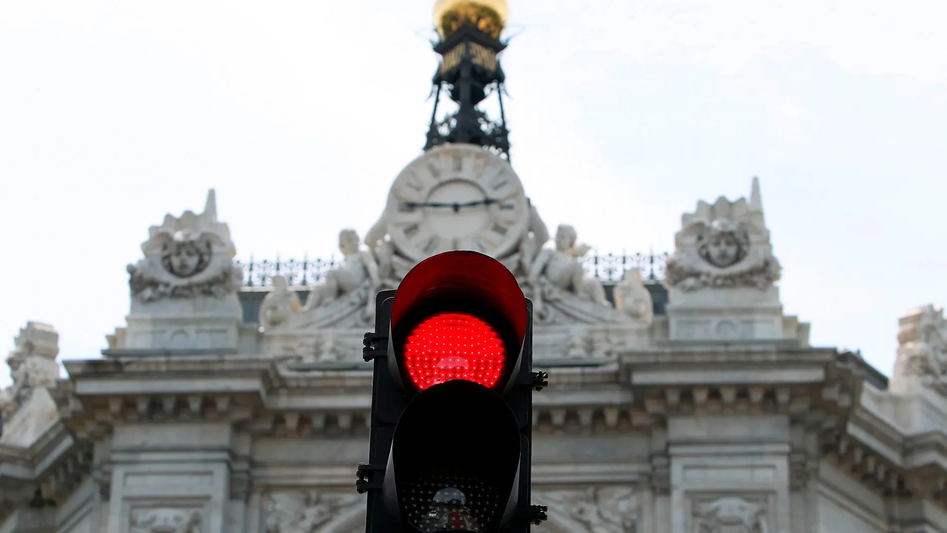 El Banco de España prevé que la tasa de paro será una décima más baja de lo previsto para este