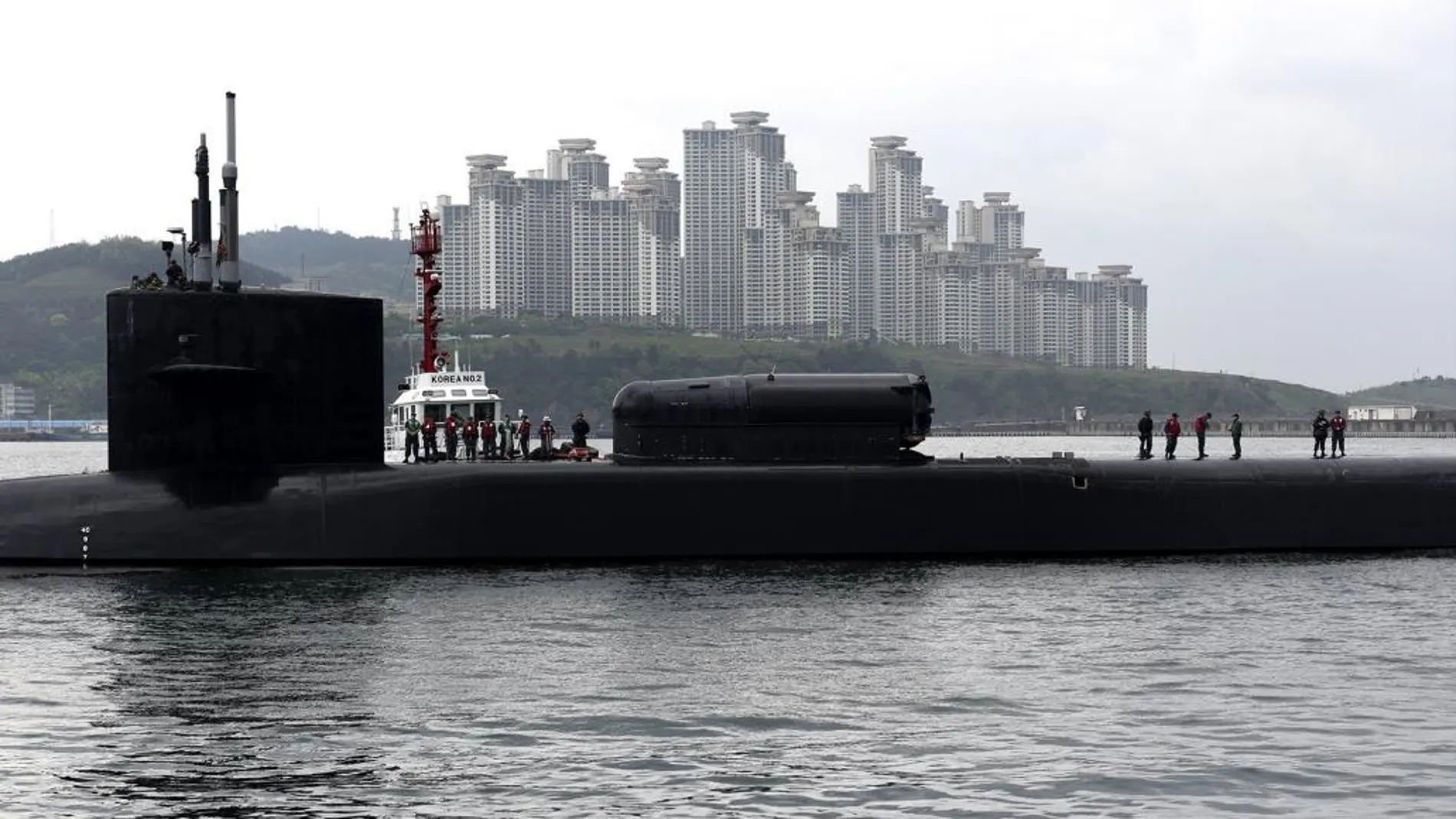 El submarino estadounidense USS Michigan llega al puerto de Busan (Corea del Sur)