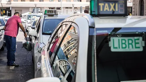 El Ayuntamiento y los taxistas abordan un grupo de trabajo sobre el decreto de VTC abierto a sus propuestas