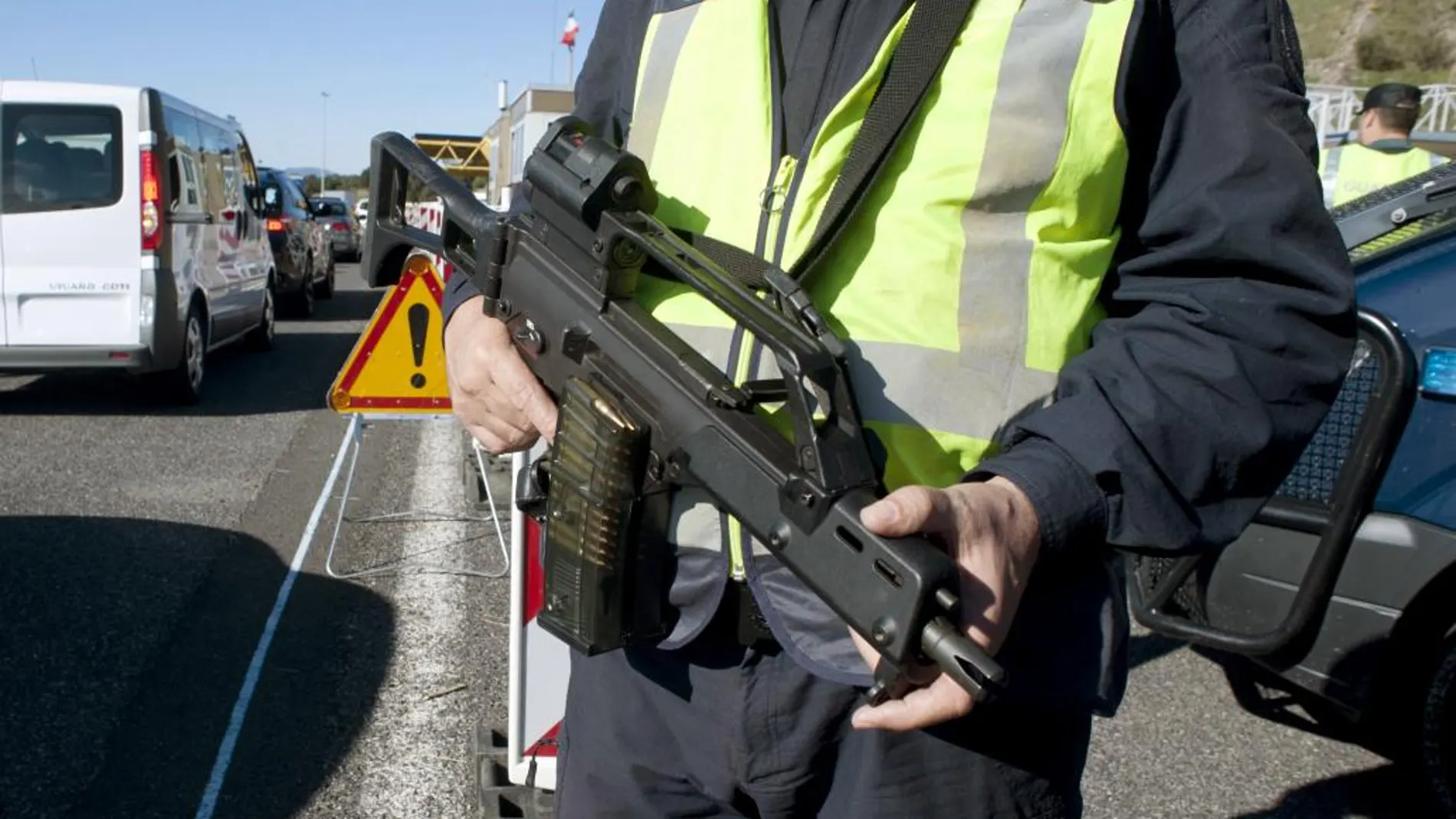 Un agente de la Policía Nacional armado en uno de los controles establecidos por los efectivos españoles y la Policía francesa tras los atentados de París