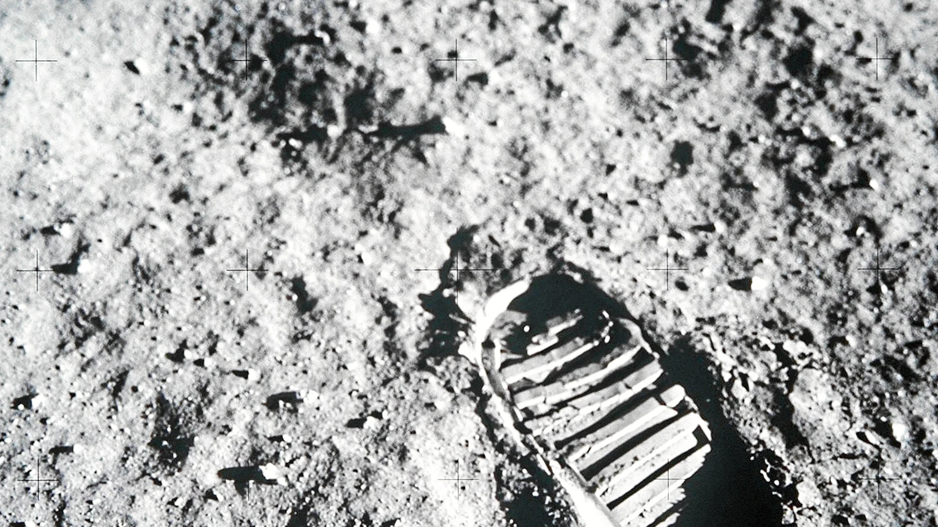 Fotografía cedida por la NASA de la huella de pisada del astronauta Buzz Aldrin sobre la superficie lunar / Efe